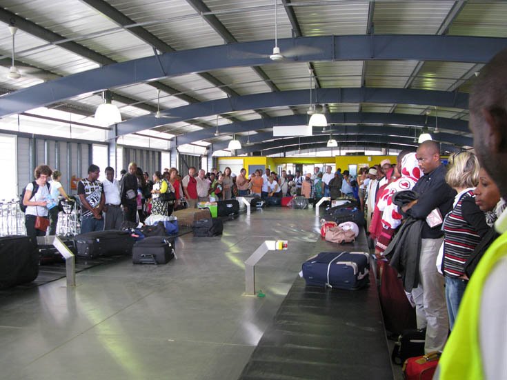 Salle d'arrivée des bagages à l'aéroport de Dzaoudzi-Pamandzi (Mayotte)