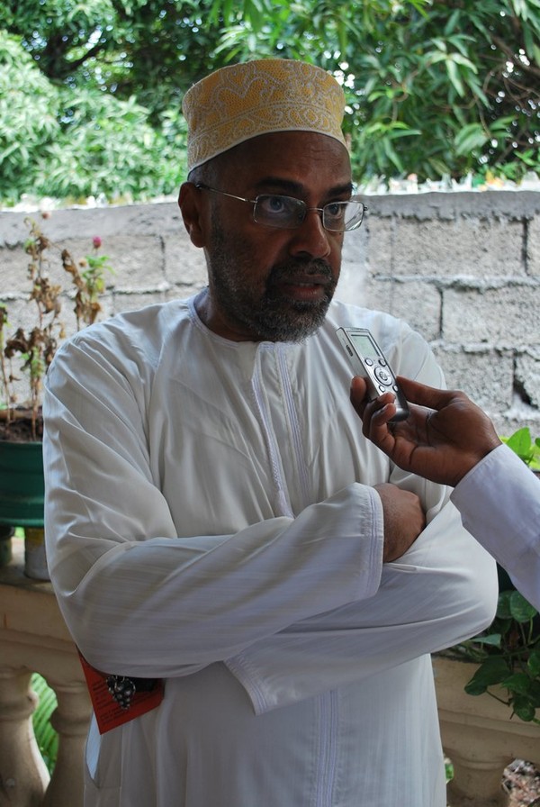 Homme vêtu d'un kandzu et coiffé d'un kofia